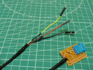 ケーブルをビニールテープで絶縁した。