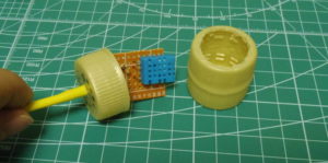予め通してあった蓋と、他の穴を空けた蓋を組み合わせてケースを作る。
