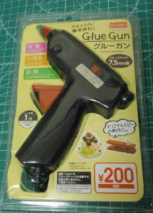 ダイソーで200円のいけてるグルーガン。