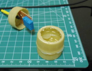 ぺたぺたと塗っていく。接着剤がはみ出るの巻。